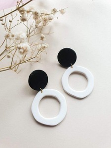 Boucles d'oreilles en résine faites à la main, légères, bijoux de mode, accessoire moderne et tendance, fournisseur d'exportation, commande en gros - Product Image 3
