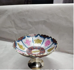 Paire de bols en laiton bleu clair sur piédestal, ornés d'une raffinée artisanat de peinture meenakari représentant des paons, disponibles à prix de gros. - Product Image 4