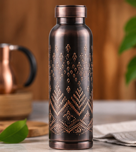 Bouteille d'eau en cuivre de qualité supérieure 900 ml, motif floral géométrique gravé, bouchon à vis, boîte cadeau professionnelle en carton kraft marron, écologique - Product Image 1