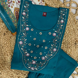 Ensemble Kurti et pantalon en soie de luxe pour femmes avec un élégant dupatta en soie - Product Image 1