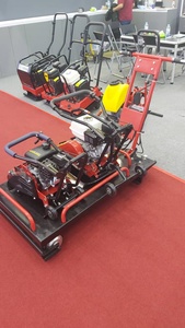 Elevador TAYO con Capacidad de 3 Toneladas, Altura Máxima de 25-72.8 Pulgadas, Accionamiento Hidráulico, Diseño Industrial Rojo y Negro - Product Image 4