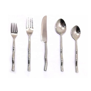 Ensemble de couverts modernes en acier inoxydable avec finition polie miroir et manches en métal, couverts pour la cuisine et la décoration de la maison - Product Image 1