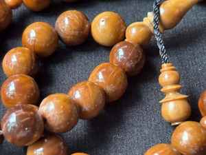 Rosario de Oración Tasbeeh de Madera Pulida Hecho a Mano, Ecológico y Duradero, Cuentas Islámicas para el Zikr Diario, Práctica Religiosa Musulmana - Product Image 2