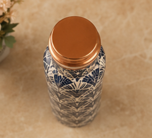 Ensemble de bouteilles d'eau et tasses en cuivre émaillé à motif de dessin animé de luxe, artisanal, bleu et blanc, créations anciennes, vaisselle assortie, verre - Product Image 2