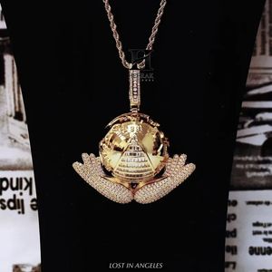 Colgante de Plata de Ley con Diamantes Baguette, Pirámide, Globo, Manos en Oración, Estilo Hip Hop Iced Out, Chapado en Oro Amarillo de 10,14K para Hombre - Product Image 1