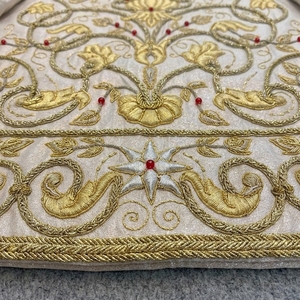 Elegante túnica de iglesia color marfil con bordados dorados y puños de encaje. - Product Image 4