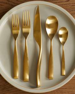 Ligne de couverts Bold Urban Dining mettant en valeur le couteau de chef et la fourchette fine, pour une énergie contemporaine de table - Product Image 2