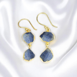 925ต่างหูชุบทองและไพลินย้อมสีแบบห้อย - Product Image 1