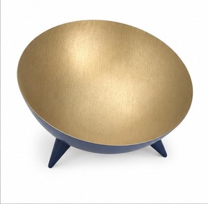 Bol de service moderne en métal bleu marine avec intérieur doré et pieds coniques pour le service des aliments - Product Image 3