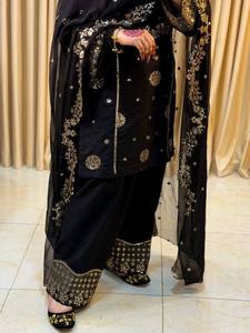 Ensemble de vêtements traditionnels indiens et pakistanais pour femmes, en soie noire brodée, longueur cheville, avec travail au fil d'or - Product Image 4