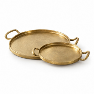 Plateau de service rond en aluminium doré mat de luxe, surface texturée, poignées à double boucle, bord surélevé |   Table de buffet, décoration d'intérieur - Product Image 1