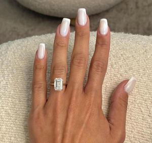 Anillo de Compromiso con Diamante Cultivado en Laboratorio, Corte Esmeralda, 5 Quilates |   Anillo de Boda Solitario de Lujo en Oro de 18K con Certificado IGI |   para un estilo elegante - Product Image 3