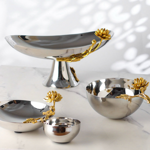 Gobelet en argent, bol en métal avec un tige floral doré orné, parfait pour servir des plats de luxe, centre de table décoratif - Product Image 6