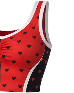 ชุดเซ็ตเสื้อครอปพิมพ์ลายหัวใจสีแดงดำสำหรับผู้หญิง คอวี แขนกุด กระโปรงมินิเอวสูง ทรงเข้ารูป ชุดแฟชั่นสองชิ้น - Product Image 4