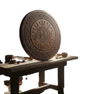 Escudo tallado antiguo en madera MDF de pino de 17 mm, tamaño de 24 pulgadas, con un diseño de grabado excelente y mango de cuero. - Product Image 1