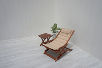 Chaises longues en teck modernes et confortables avec coussin beige, pliables pour une utilisation en intérieur/extérieur dans un jardin, un hôtel, une villa ou une cour.