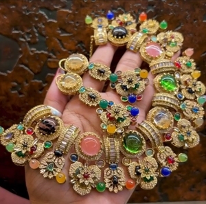 Ensemble de colliers de qualité supérieure, inspiré de Sabyasachi, bijoux de créateur, allure luxueuse, s'accorde avec toutes les tenues, parfait pour les soirées. - Product Image 1