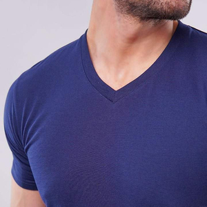 T-shirt col en V pour homme, uni, anti-plis, séchage rapide, écologique, respirant, 100 % coton, manches courtes, couleur personnalisée, logo personnalisé, haute qualité - Product Image 6