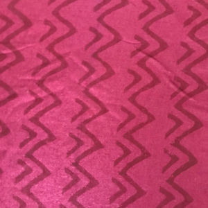 ผ้าฝ้ายพิมพ์ลายด้วยมือ – พื้นสีชมพูร้อนแรงพร้อมลายเชฟรอนซิกแซก |   สิ่งทออินเดียสมัยใหม่ - Product Image 1