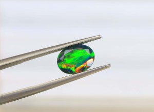 Opale noire éthiopienne attrayante - Pierre précieuse de 7x5mm de forme ovale, taille facetée, opale noire à jeu de feux arc-en-ciel - Product Image 1