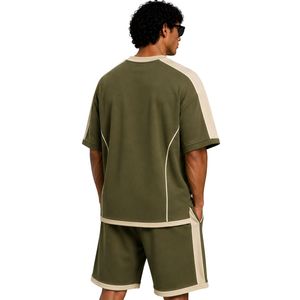 Ensemble T-shirt et short surdimensionné vert olive pour homme avec empiècements contrastants beiges, logo personnalisé, col rond, style streetwear décontracté, vente en gros - Product Image 2