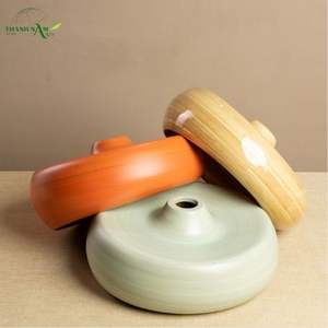 Lampe suspendue en bambou tissé à la main avec une forme organique lisse - Product Image 5