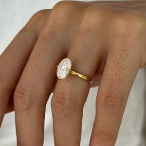 Bague de fiançailles avec diamant ovale de 2,5 carats, E VVS2, cultivé en laboratoire, sertie de pierres, or jaune 14 carats, bague solitaire unique, certifiée IGI - Product Image 5