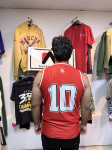 เสื้อบาสเก็ตบอลแบบสั่งทำพิเศษ MKB เสื้อกล้ามตาข่ายระบายอากาศสำหรับผู้ชาย ผ้าโพลีเอสเตอร์ 100% พิมพ์ลายแบบ Sublimation - Product Image 5