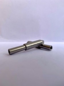 Pièces industrielles en acier inoxydable SUS303 usinées avec précision par CNC, de forme cylindrique, à passage unique, fournisseur OEM Vietnam - Product Image 2