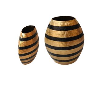 Moderno Florero de Aluminio Dorado y Negro Hecho a Mano con Acabado Martillado, Decoración para Mesa, 30 cm - Regalo de Pascua - Product Image 2