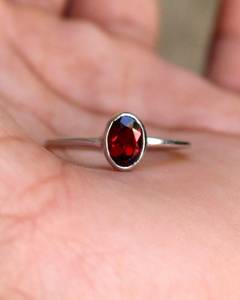 Anillo Solitario Clásico Rhaya Jewels de Plata de Ley 925 con Baño de Rodio y Granate de Corte Ovalado con Microincrustaciones en Bisel - Product Image 2