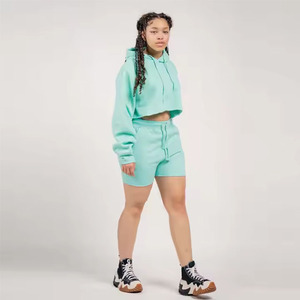 Ensemble de survêtement crop à capuche et short de haute qualité pour femme – Tenue deux pièces d'été avec sweat-shirt court et short – Vente en gros - Product Image 3