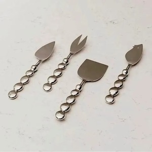 Juego de cuchillos para queso de metal elegante y de calidad garantizada que combina belleza, equilibrio y precisión en cada rebanada. - Product Image 6