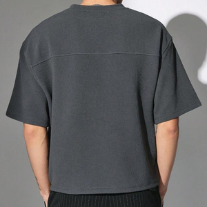 T-shirt texturé gris foncé pour homme, coupe ample avec détail de couture horizontale au dos - Style streetwear décontracté, T-shirt personnalisé - Product Image 2