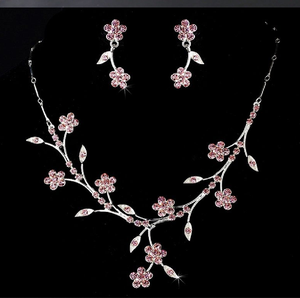 Collier minimaliste en or avec diamants marquise, disponible à prix de gros. La beauté de la nature capturée dans l'or fin - Product Image 2