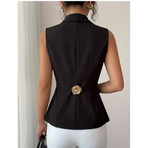 Gilet peplum asymétrique sans manches à accent floral, avec boucle rose et détails dorés, style blazer enveloppant, haut ajusté - Product Image 2