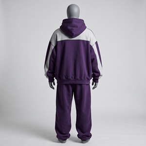 Conjunto de chándal morado oscuro para hombre: Sudadera con capucha gris con panel en el pecho y pantalones de chándal de pierna ancha con costuras en contraste. - Product Image 2