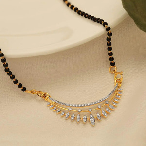 Collier chaîne traditionnel à double rang de perles noires et diamants en arc - Product Image 4