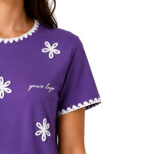 Camiseta de Mujer con Bordado Floral Morado, Ribete Blanco en Contraste, Cuello Redondo, Manga Corta, Estilo Casual, OEM, ODM, Ropa Personalizada - Product Image 4