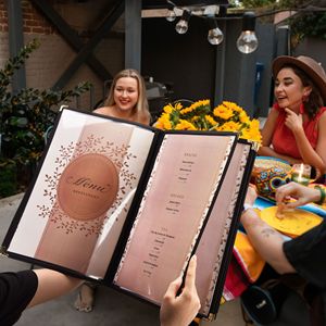 Cubierta de Menú Negra de 7 Páginas y 1 Volumen, 8.5x14 Pulgadas, Diseño de Producto - Product Image 2