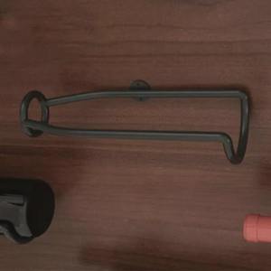 Soporte de pared para botellas de vino en forma de botella, de metal dorado, perfecto para decoración de bares, clubes y fiestas en el hogar, venta al por mayor desde India. - Product Image 6