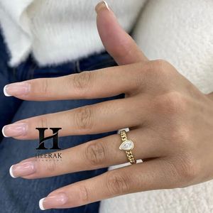 Bague minimaliste en forme de goutte d'eau, solitaire en forme de poire horizontale, chaîne cubaine, cadeau d'anniversaire, bijou raffiné - Product Image 5