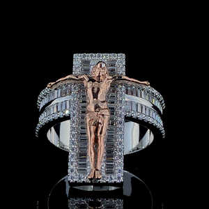 Anillo Hip Hop Personalizado de Dos Tonos, Rosa y Plateado, con Jesús en la Cruz, Anillo de Jesús con Diamantes de Corte Baguette y Redondo, Joyería Religiosa - Product Image 1