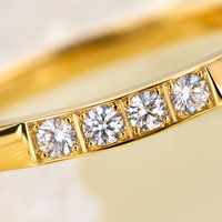 Großhandel Maßgefertigter 18K Vergoldeter Titanring mit 5 CZ-Stein-Einlagen Minimalistischer Ultraleichter Stapelbarer Ehering 2mm