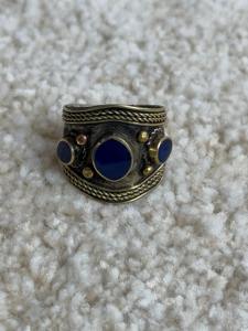 Bague tribale afghane ornée d'une incrustation circulaire en lapis-lazuli bleu, de motifs floraux en argent estampés à la main et d'accentuations de perles délicates - Product Image 5