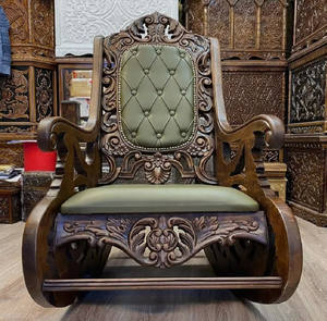 Fauteuil à bascule en bois de style vintage, avec accoudoirs sculptés en forme de col de cygne, côtés en forme d'ailes et assise en cuir brun foncé. - Product Image 6