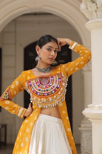 Collection de Lehenga Choli traditionnels indiens pour femmes, design ethnique, imprimé Bandhani, style Kutchi, pour occasions spéciales. - Product Image 5