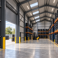 Entrepôt préfabriqué en acier, bâtiment de stockage métallique avec portes à double rouleaux, sol en béton lourd pour le stockage des pneus et la circulation des chariots élévateurs