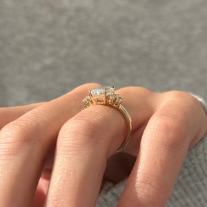 Bague de fiançailles à cinq pierres en diamant de laboratoire taille émeraude de 2,5 carats E VVS2, bague d'anniversaire à cinq pierres CVD, certifiée IGI - Product Image 3