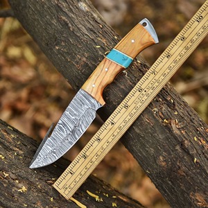Cuchillo de desollar Black Smith 1987 hecho a mano, de acero de Damasco de grado industrial, con mango de madera, incrustaciones de turquesa y funda de cuero. - Product Image 6